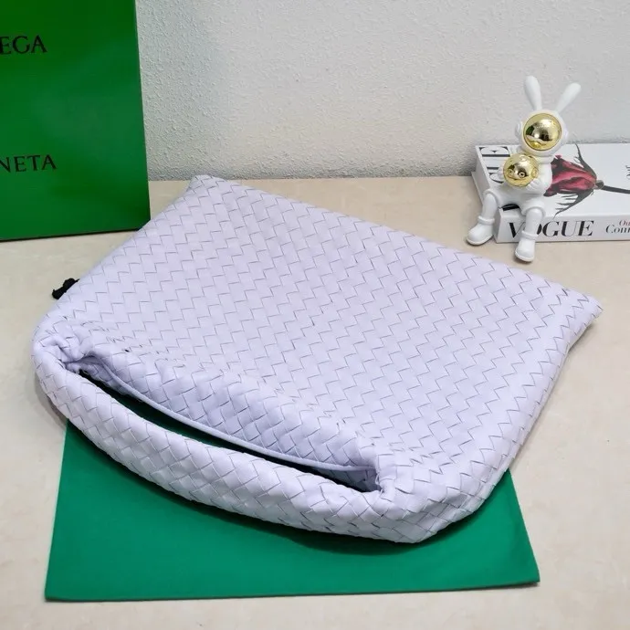 Batch 2160 #Bv New large HOP bag, the bag body and handles are made of a whole piece of woven leather. The bag body is soft and lazy. Hop symbolizes the praise of innovation and eternal craftsmanship [love]. The pyramid silhouette combines practicality and fashion. Modern and casual, the bag mouth is double-sided closed design, more convenient and safe! The cowhide texture also makes the bag more wear-resistant and durable. A must-have for fashionable ladies who like minimalism yet comfortable and casual! Size: 54x24x13, Model: 3970#